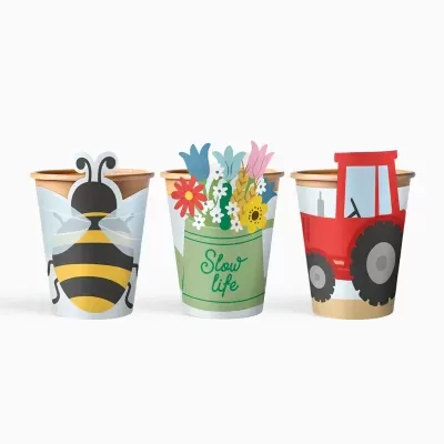 Três copos de papel decorados com abelha, flores e trator
