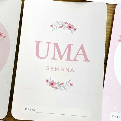 Cartão plano semanal branco com decoração floral rosa e texto em português para organização de datas.