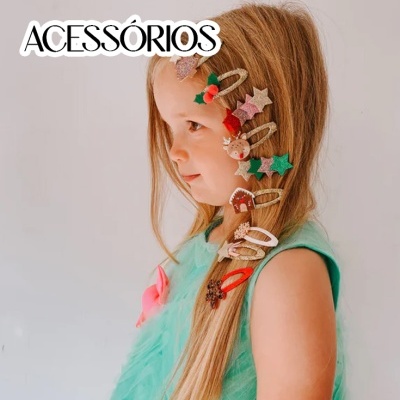 Menina loira com vários acessórios coloridos de cabelo natalícios e vestido verde claro