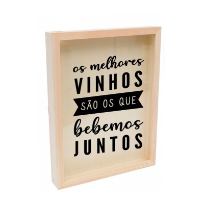 Caixa decorativa em madeira com vidro e texto sobre vinhos em português