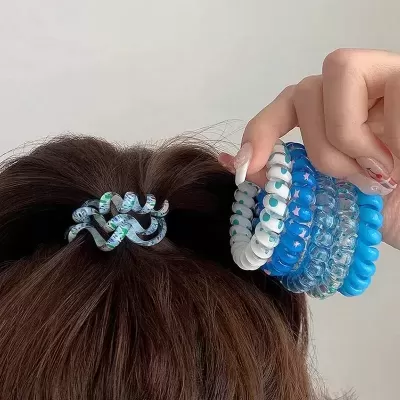 Elásticos de cabelo espiral em cores azul, branco e transparente com padrões e brilho