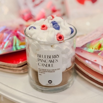 Vela em copo que parece panquecas com chantilly e bagas