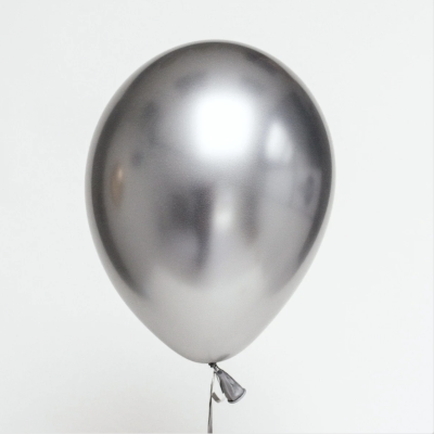 Balão metálico prateado com fita pendurada em fundo branco
