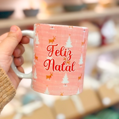 Caneca rosa com padrão de Natal e texto Feliz Natal