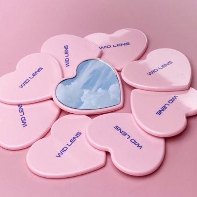 Espelhos cor de rosa em formato de coração com texto WID LENS