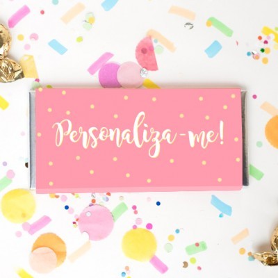Embalagem rosa com texto Personaliza-me e confetes coloridos ao redor