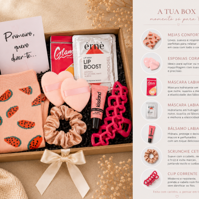Caixa presente com meias, esponjas em forma de coração, produtos labiais, scrunchie e clip de cabelo