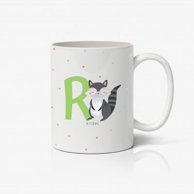 Caneca branca com desenho de guaxinim e letra R verde