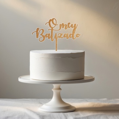 Bolo branco simples em suporte branco com topo dourado 'O meu Batizado'