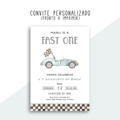 Convite personalizado para aniversário com carro vintage azul e texto em preto e cinza