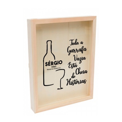 Caixa de madeira clara com desenho de garrafa e copo e texto motivacional
