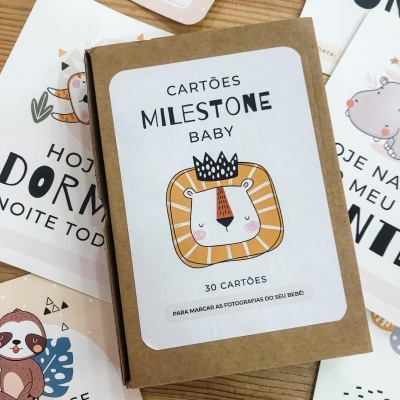 Caixa de cartão com cartões para bebé ilustrados com animais e textos em português