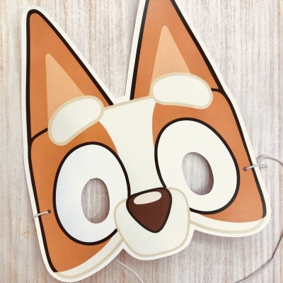 Máscara de papel em forma de rosto de cão castanho e branco com elástico