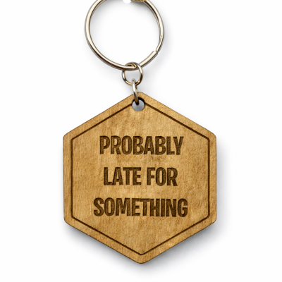 Chaveiro hexagonal em madeira com texto gravado