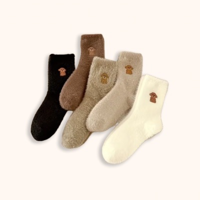 Cinco pares de meias felpudas em várias cores com bordado de cachorro