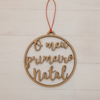 Decoração de Natal em madeira com texto 'O meu primeiro Natal'