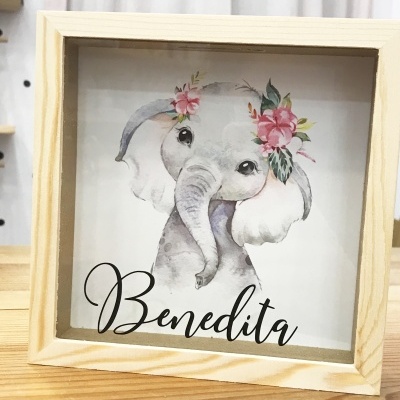 Moldura de madeira com ilustração de elefante com flores e texto Benedita