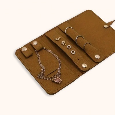 Estojo castanho com joias prateadas e douradas dentro