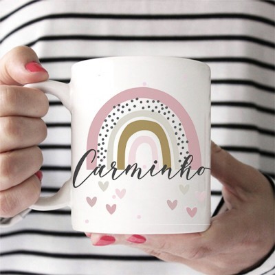 Caneca branca com arco-íris colorido e texto Carminho