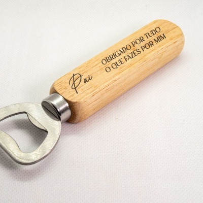 Abridor de garrafas com pega de madeira clara e texto gravado para pai