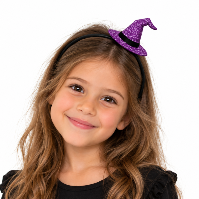 Criança com tiara preta e chapéu de bruxa roxo em fundo branco