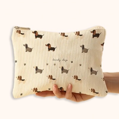 Necessaire bege com padrão de cães dachshund e texto 'lovely days'