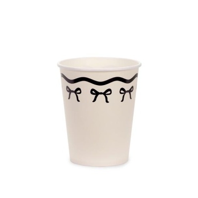 Copo de papel branco com laços pretos e linha ondulada preta.