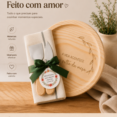 Kit cozinha com tábua de madeira, pano, facas de queijo e embalagem decorativa