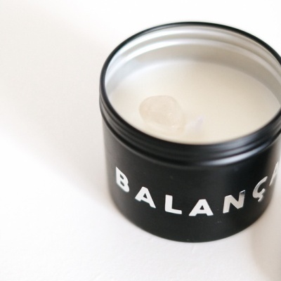 Vela numa caixa preta com a palavra BALANÇA