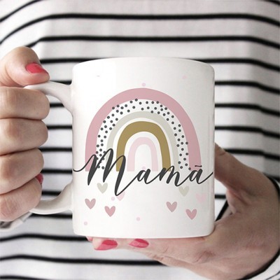 Caneca branca com arco-íris colorido e texto 'Mamã'
