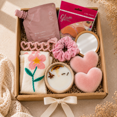 Caixa de presente com produtos de cuidados pessoais e acessórios em tons rosas
