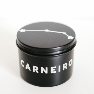 Recipiente preto com tampa e a palavra 'CARNEIRO'