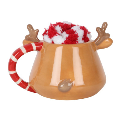 Caneca de cerâmica em formato de rena com alça às riscas vermelha e branca e tecido felpudo vermelho e branco no interior