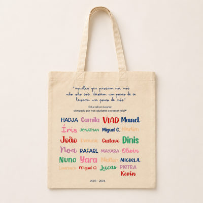 Saco de pano bege com texto colorido e nomes impressos