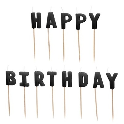 Velas pretas em forma de letras em palitos de madeira a formar HAPPY BIRTHDAY