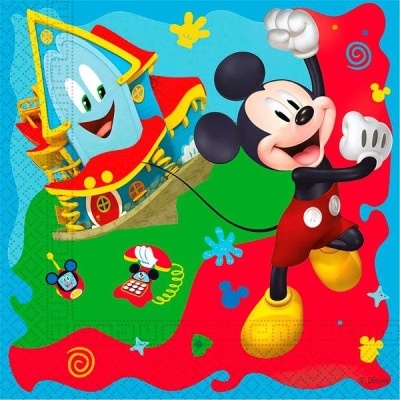 Ilustração colorida de Mickey Mouse e uma casa animada num fundo colorido