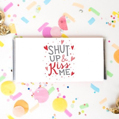 Caixa branca com texto colorido e confetis coloridos e dourados no fundo