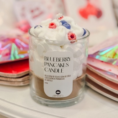 Vela Blueberry Pancakes Candle em vidro com decoração semelhante a chantili e pequenos detalhes coloridos