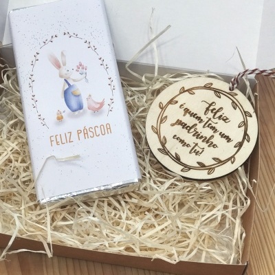 Presente de Páscoa com barra de chocolate e cartão de madeira