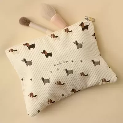 Necessaire branca com padrão de cães dachshund e pincéis de maquilhagem