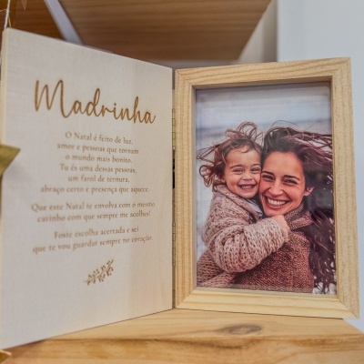 Porta-retratos de madeira clara com poema e foto de mulher e criança sorrindo.