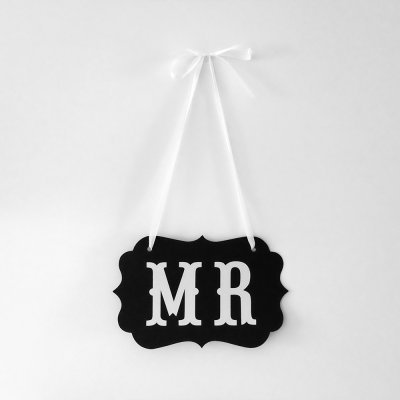Placa decorativa preta com letras brancas MR e fita branca