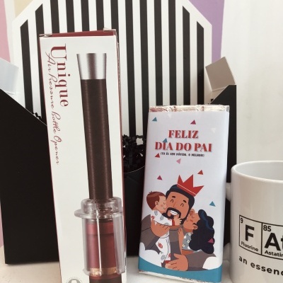 saca-rolhas, chocolate embrulhado e caneca branca em ambiente interno