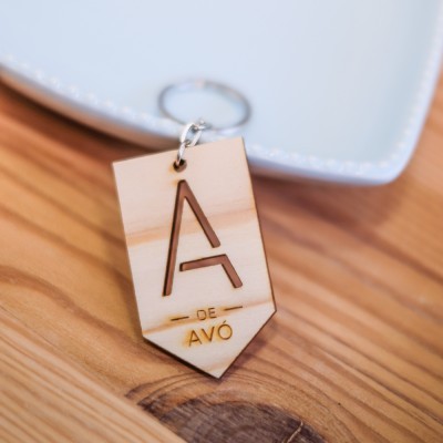 Chaveiro de madeira clara com letra A e texto A DE AVÓ