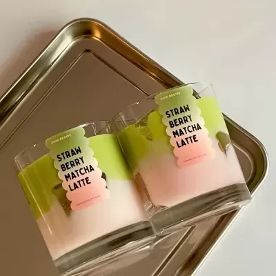 Dois copos de vidro com camada rosa e verde com etiquetas ONNI RECIPE STRAWBERRY MATCHA LATTE numa bandeja metálica prateada