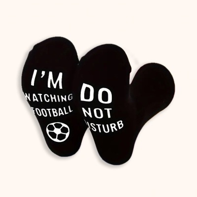 Meias pretas com texto branco e desenho de bola de futebol