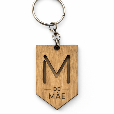 Porta-chaves de madeira com texto gravado M DE MÃE e argola metálica