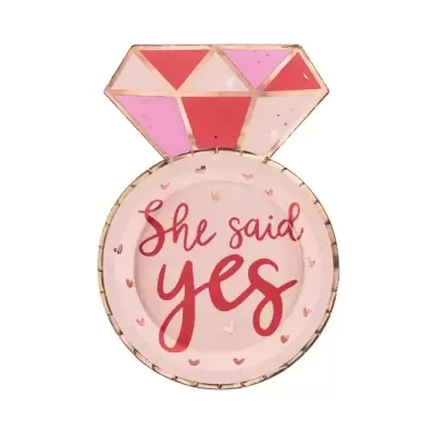 Prato decorativo em forma de anel com texto She said yes