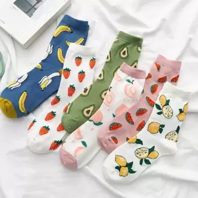 Cinco pares de meias coloridas com padrões de frutas sobre fundo branco