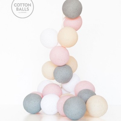 Conjunto de bolas decorativas de algodão coloridas em pirâmide